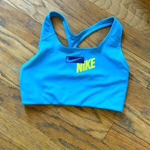 Nike L sports bra. NWOT mesh breathable sides.